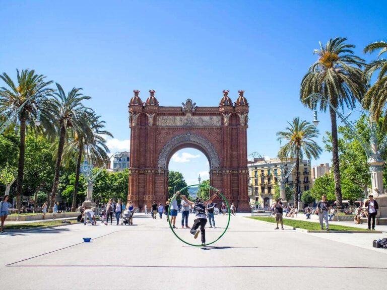 What does Barcelona offer digital nomads and remote workers?